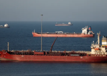 Pakistani tanker navigates Strait of Hormuz along Iranian coast amid rising tensions