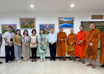 Pak envoy receives a group of Thai monks