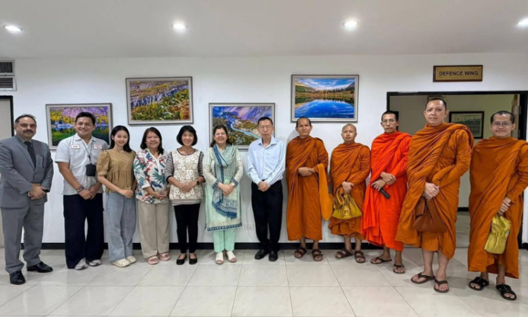 Pak envoy receives a group of Thai monks