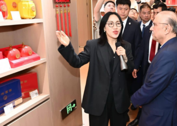 Zardari visits Hunan Tea Group, briefed on its operations and international market presence