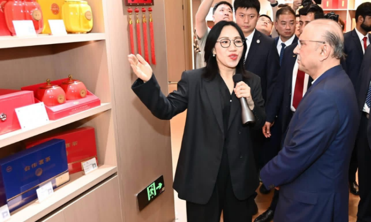 Zardari visits Hunan Tea Group, briefed on its operations and international market presence