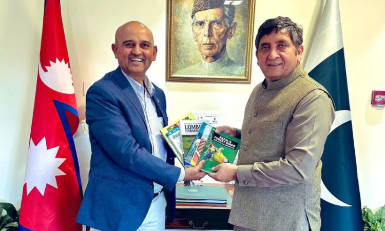 Pak Envoy receives Nepali conservationist