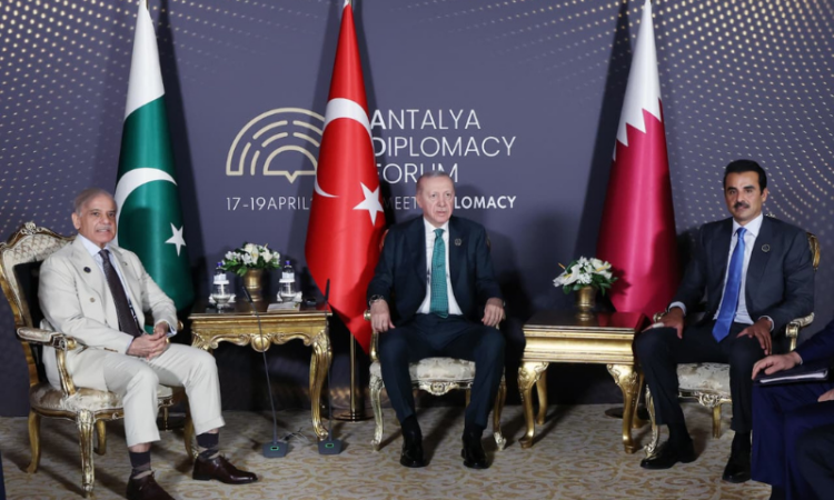 PM Shehbaz Sharif holds trilateral meeting with Türkiye and Qatar leaders at Antalya Forum