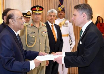 Portugal Ambassador present credentials to President Zardari