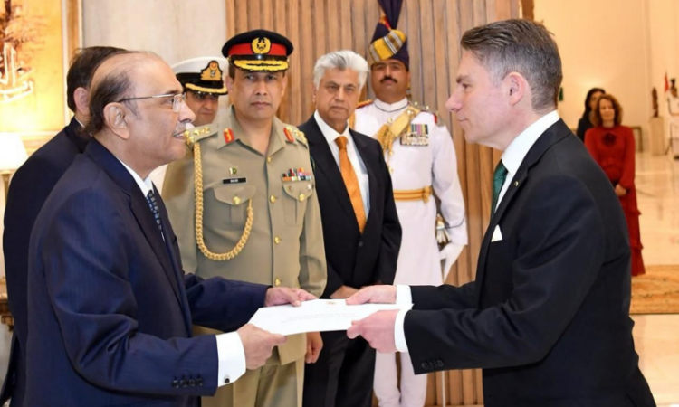 Portugal Ambassador present credentials to President Zardari
