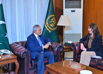 Dar urges US-Iran dialogue, ceasefire extension in meeting with US diplomat