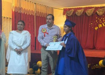 Isphanyar Bhandara distributes prizes among students