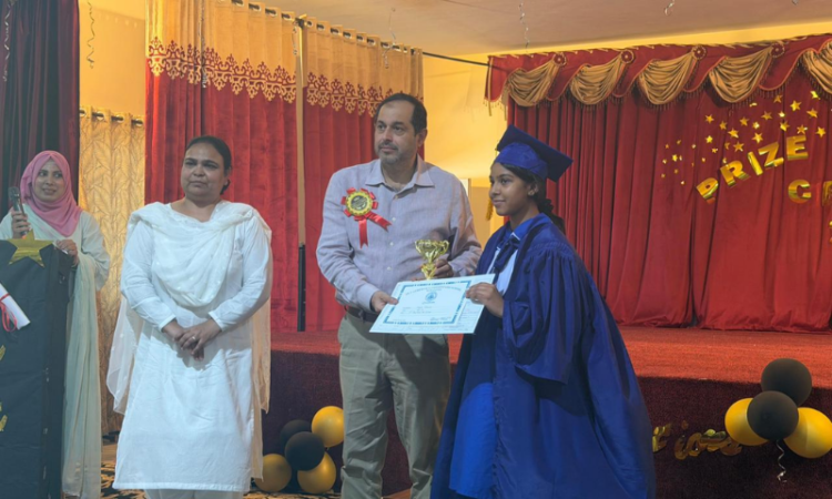 Isphanyar Bhandara distributes prizes among students