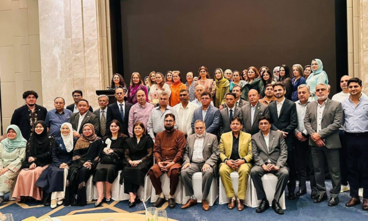 Pak Envoy attend fundraising event