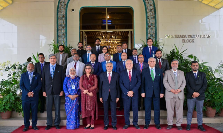 Ishaq Dar welcomes Bangladeshi civil servants under Pakistan-Bangladesh knowledge corridor initiative