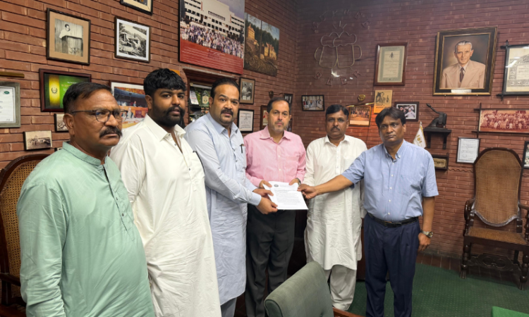 Isphanyar Bhandara extends financial support to Fatima Villas housing society