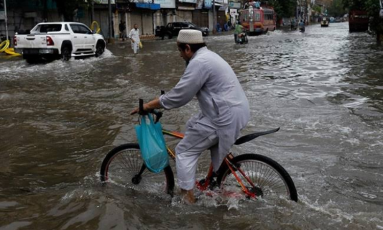 PMD issues weather alert as dust storms, heavy rain and thunderstorms expected across Pakistan