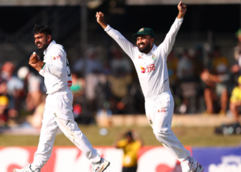 Bangladesh close in on historic Test win as Australia slip to 161-4