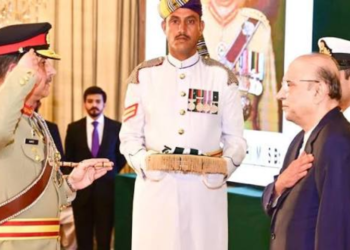President Zardari confers Nishan-i-Imtiaz on General Aamer Raza