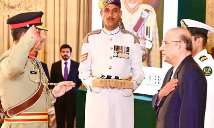 President Zardari confers Nishan-i-Imtiaz on General Aamer Raza