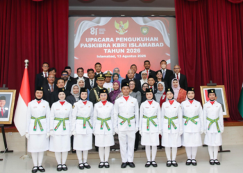 Indonesian students take oath for Independence Day flag-hoisting squad in Islamabad