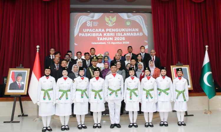 Indonesian students take oath for Independence Day flag-hoisting squad in Islamabad