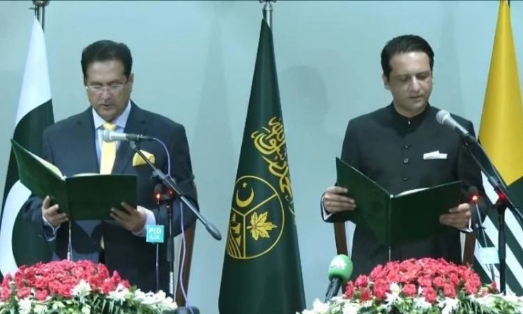 Iftikhar Gilani sworn in as 17th AJK prime minister