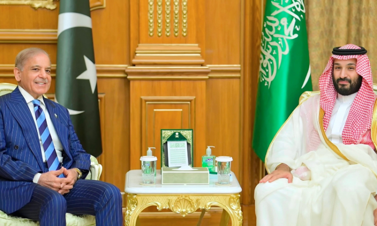 Pakistan, Saudi Arabia strengthen strategic partnership as PM Shehbaz meets Crown Prince in Makkah