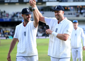 England bowl Pakistan out for 171 as Robinson, Tongue share 10 wickets at Headingley