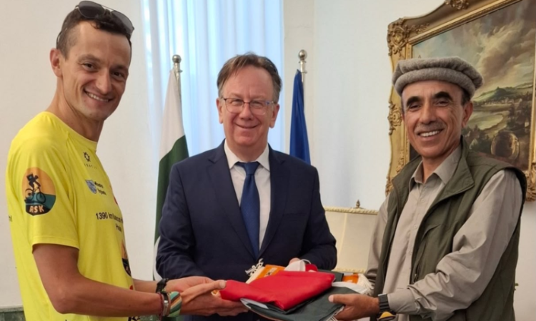 Polish ambassador meets cyclist after 1,390-km Pakistan journey