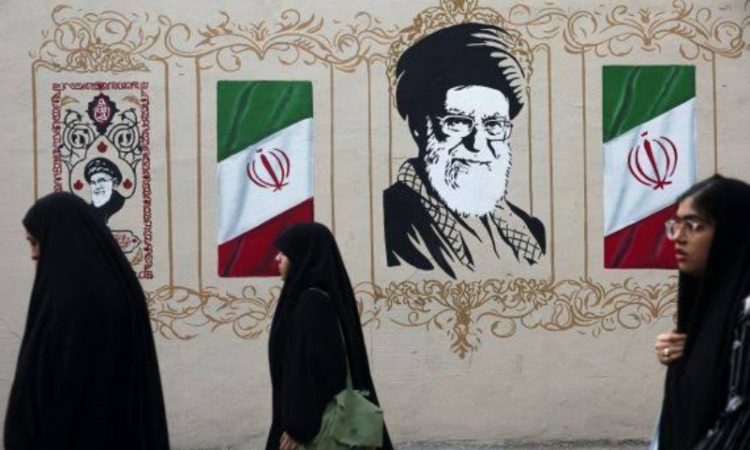 Strait of Hormuz traffic nears standstill as Iran-US standoff deepens