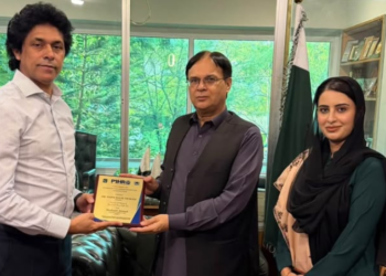 PIHRO presents appreciation shield to senior journalist Adnan Iftikhar