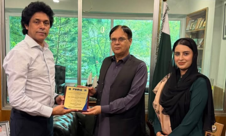 PIHRO presents appreciation shield to senior journalist Adnan Iftikhar