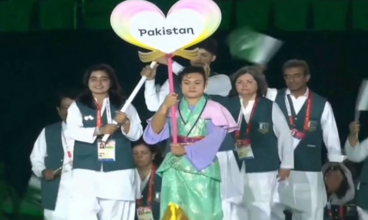 Fatima Sana, Noor Zaman lead Pakistan as flag-bearers at Asian Games opening