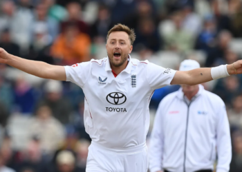 England strengthen grip as Pakistan lose two early wickets
