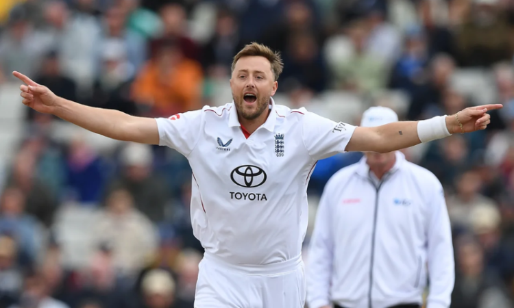 England strengthen grip as Pakistan lose two early wickets