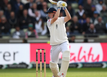 England edge ahead after Pakistan bowled out for 133 on opening day