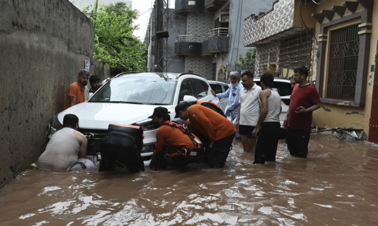 Heavy rain triggers urban flooding in Islamabad, Rawalpindi as Leh Nullah rises