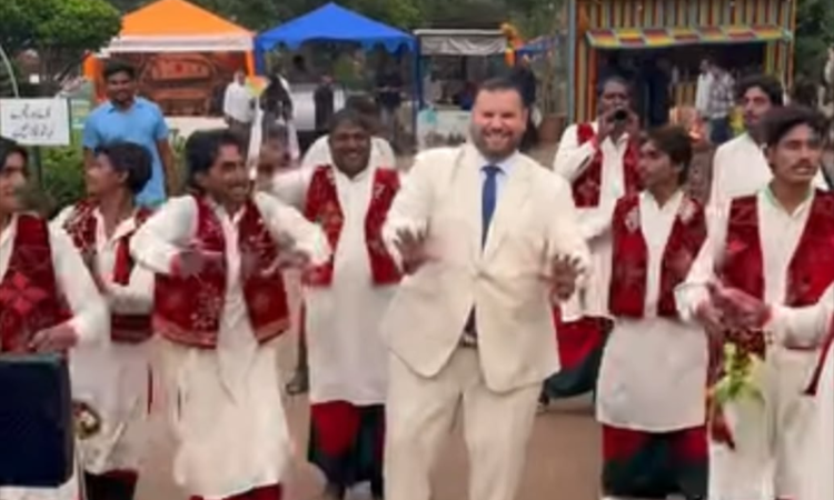 Romanian Ambassador receives traditional Punjabi welcome in Lahore