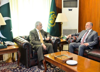 Ishaq Dar meets Makkah Alliance for Defence secretary general