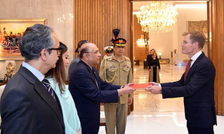 President Zardari receives credentials from Norwegian ambassador