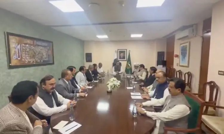 Govt, PTI agree to resume talks Saturday as Oct 4 march looms