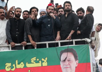 PTI march resumes towards Peshawar as Kundi warns convoy will not cross Attock