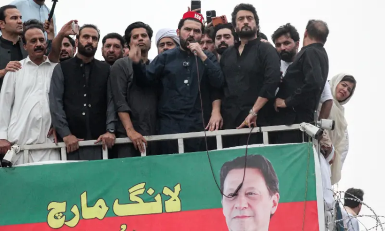 PTI march resumes towards Peshawar as Kundi warns convoy will not cross Attock