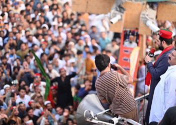 Afridi reiterates opposition to military operations as PTI long march continues