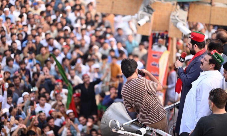 Afridi reiterates opposition to military operations as PTI long march continues