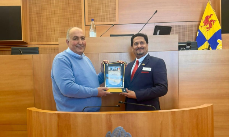 Yasin Joyia honoured with humanitarian aid award by Belgian parliamentarian